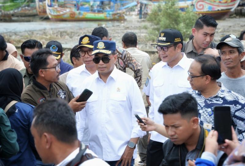 Menhub Budi Karya Sumadi bersama stakeholder melakukan konsolidasi untuk memperbaiki Pelabuhan Perikanan Nusantara (PPN) Brondong, di Kabupaten Lamongan, Ahad (21/1/2024).