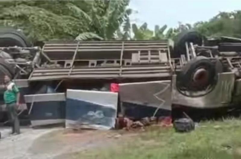 Kecelakaan Bus PO New Shantika terjun bebas dari atas jalan tol Pemalang, Ahad (21/1/2024). (Ist)