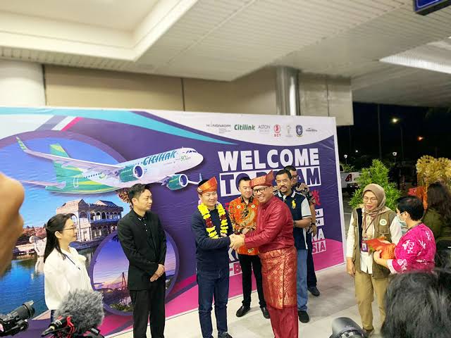 Penyambutan penumpang penerbangan perdana China-Batam dengan Citilink