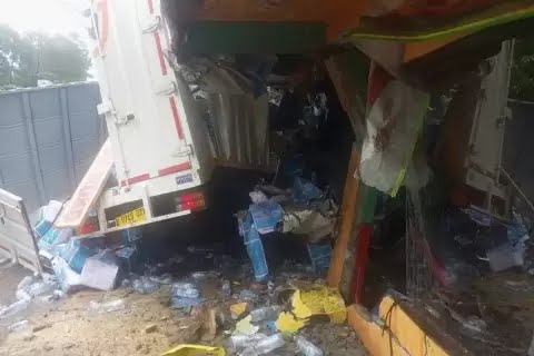 Kecelakaan atau beruntun melibatkan lima unit mobil terjadi di Jalan Raya Puncak, Kecamatan Cisarua, Kabupaten Bogor, Selasa (23/1/2024). Foto/MPI