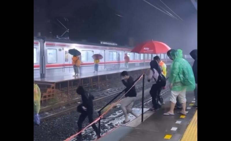 Potongan video yang memperlihatkan suasana di Stasiun Tambun saat hujan. (Sumber:Instagram)