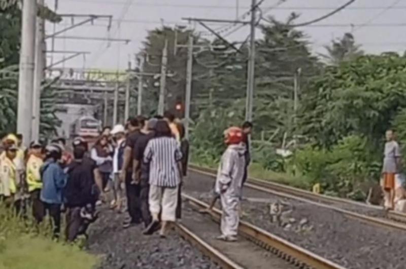 Pria tertabrak kereta di Cengkareng, Jakarta Barat, Sabtu (27/1/2024). (Instagram)