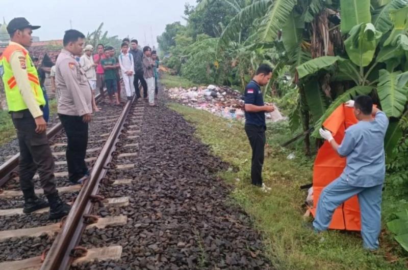 Polresta Serang Kota mengevakuasi sesosok mayat perempuan yang tewas diduga tertabrak kereta api di jalur perlintasan di Kasemen, Kota Serang, Banten, Senin (29/1/2024).