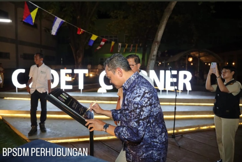 Penandatanganan prasasti di sela peresmian Cadet Corner di Polpekpel Banten