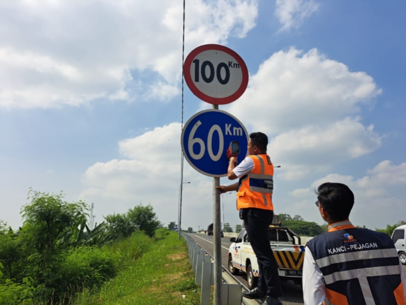 Pemasangan rambu jalan