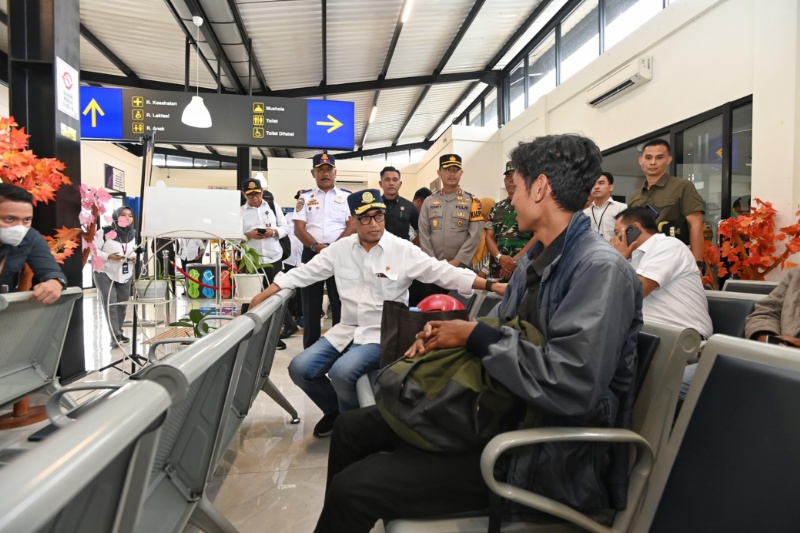 Menhub berbincang dengan pengguna jasa di Stasiun Garut