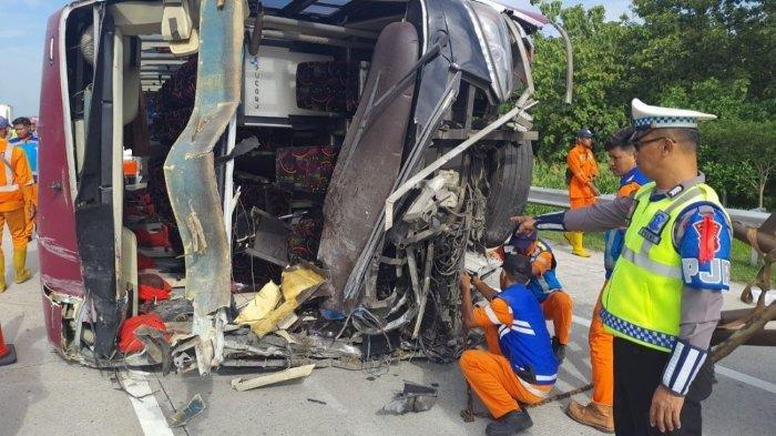 Bus Era Transjaya yang membawa rombongan partai politik kecelakaan di ruas Tol Solo-Ngawi, Ahad (4/2/2024).