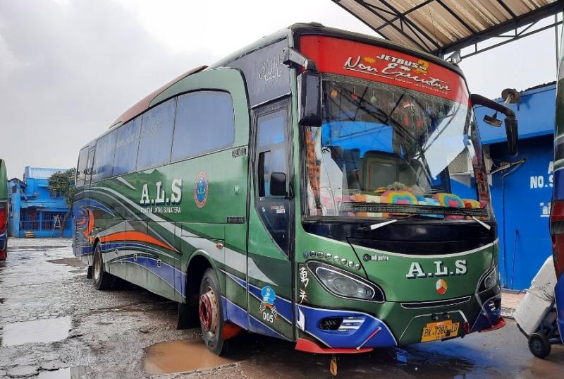 Bus ALS nomor pintu 005 dari Jabodetabek hendak berjalan menuju ke Medan. 