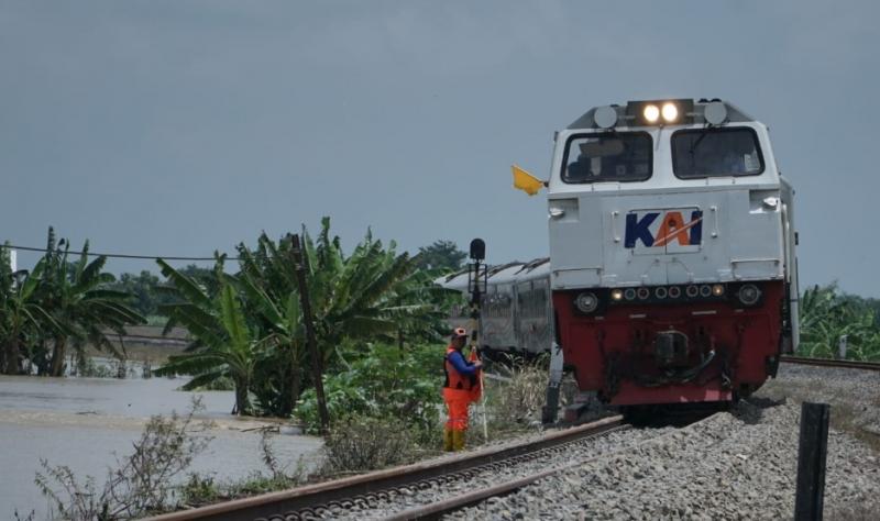 Jalur rel KA yang sempat terkena banjir kini sudah bisa dilalui kereta api kembali dengan berhati-hati.