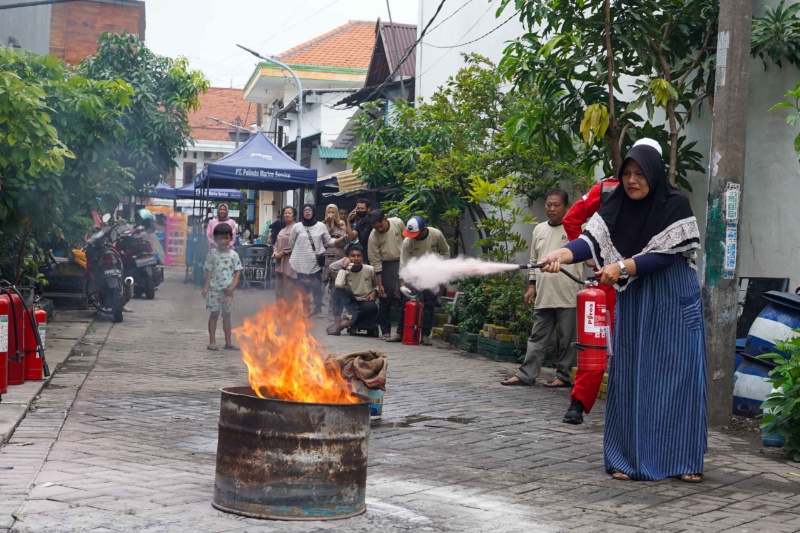 Seorang warg Kampung Seng, Jatim ikuti simulasi hadapi bahaya kebakaran menggunakan APAR