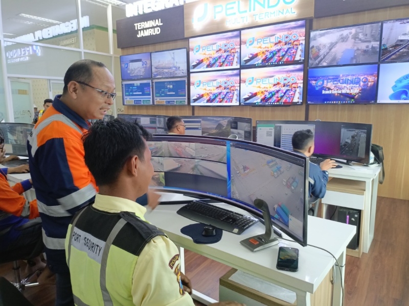 Direktur SDM SPMT bersama petugaa di lIntegrated Planning & Control Room di Pelindo Multi Terminal Branch Jamrud Nilam Mirah berfungsi untuk mengawasi, memonitor operasi yang sedang berjalan di pelabuhan