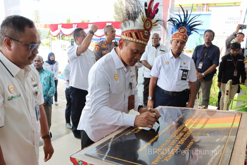 Plt Kepala BPSDMP tandatangani prasasti tanda peresmian Gedung Layanan Poltekbang Jayapura
