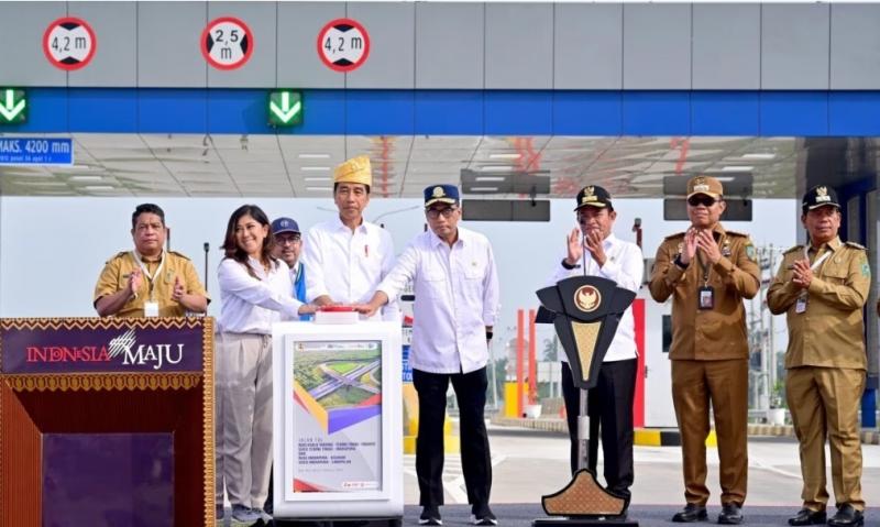 Jokowi resmikan ruas Jalan Tol Seksi Tebing Tinggi-Indrapura dan Indrapura-Limapuluh di Sumut. (Foto: Muchlis Jr - Biro Pers Sekretariat Presiden)