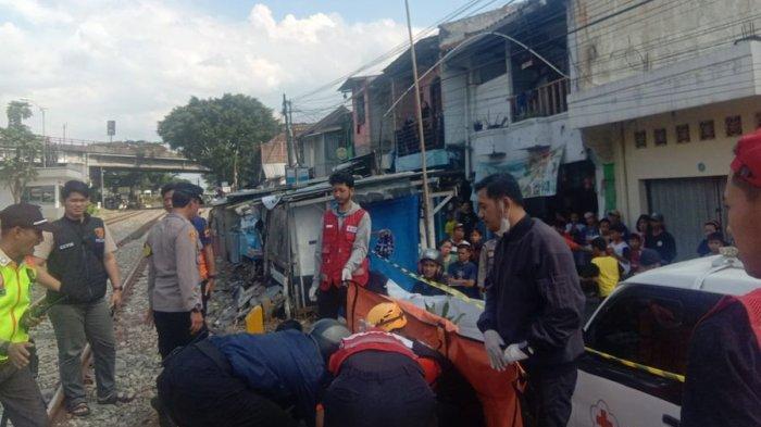 Petugas melakukan evakuasi wanita tanpa identitas yang tertemper KA Feeder di Cimahi, Kamis (8/2/2024).