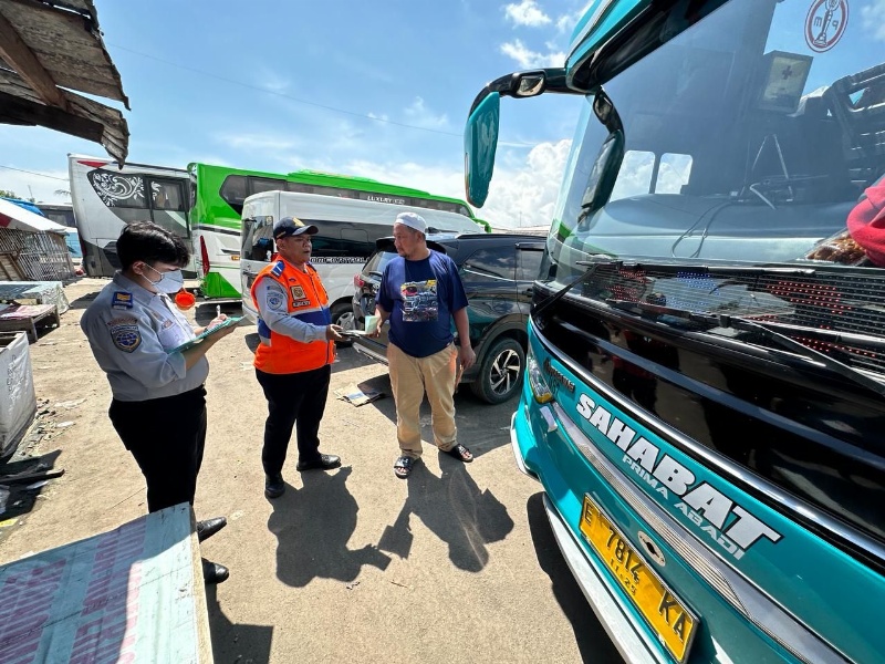 Penerikaaan kelaikan bus pariwisata
