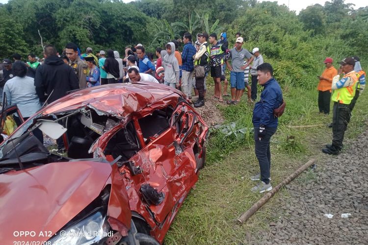 KRL tabrak sedan dan menewaskan dua orang di Tenjo, Kabupaten Bogor, Kamis (8/2/2024).(Dok Humas Polsek Tenjo)