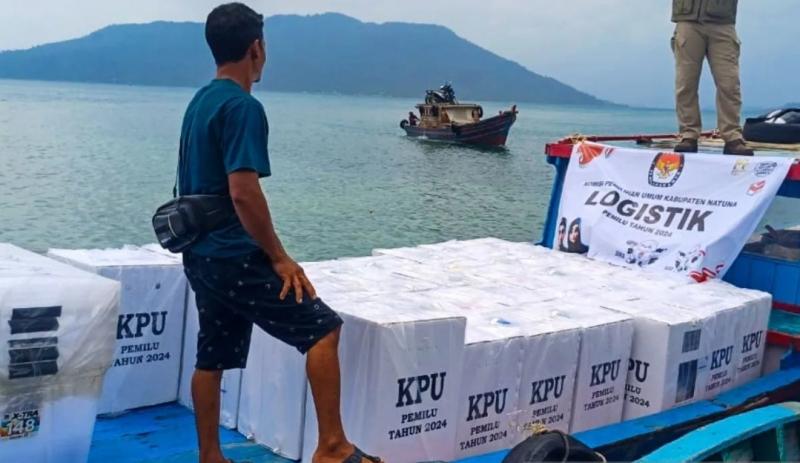 Proses pendistribusian logistik Pemilu 2024 ke PPK Pulau Tiga, Ahad  (11/2). (KPU Natuna)