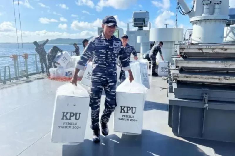 Koarmada III TNI AL mengerahkan kapal perang KRI Teluk Wondama-527 untuk membantu mendistribusikan logistik Pemilu 2024 ke pulau-pulau terdepan, dan terpencil. (Foto/Dispenal)