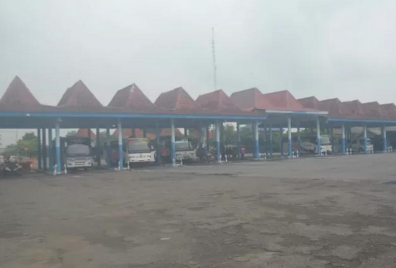 Kondisi terminal kepuhsari Jombang yang tetap sepi meski ada libur panjang. (Foto:Radar Jombang)