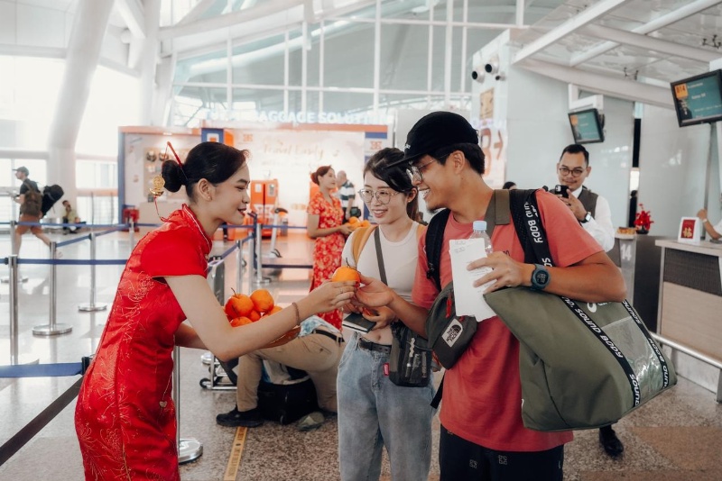 Pemberian sovenir kepada pengguna saja di Bandara Angkasa Pura I