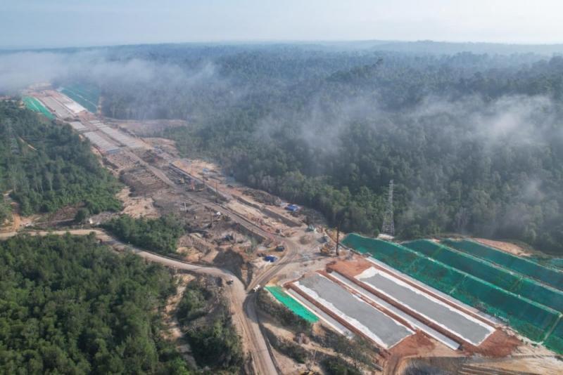 Proyek Jalan Tol Tempadung-KKT Kariangau. BUMN PT Wijaya Karya (Persero) Tbk. (WIKA) menunjukan progres pembangunan proyek Ibu Kota Negara (IKN) Nusantara.