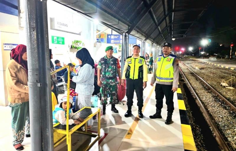 Tim keamanan disiagakan saat terjadi pelonjakan penumpang kereta api. (Ist)