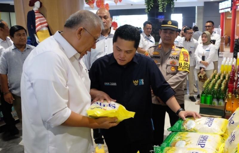 Direktur Utama Perum BULOG Bayu Krisnamurthi bersama Menteri Badan Usaha Milik Negara (BUMN) Erick Thohir saat mengecek Stabilisasi Pasokan dan Harga Pangan (SPHP) di Klender, Jakarta Timur, Senin, (12/2/2024).