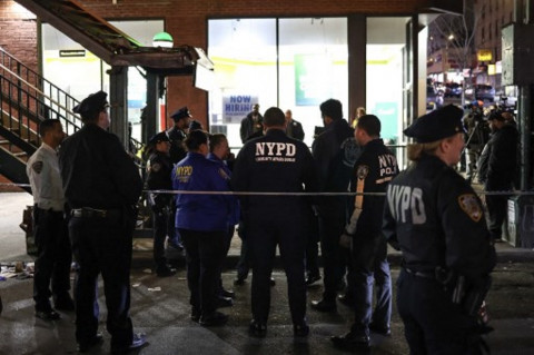 Polisi berada di lokasi penembakan d stasiun kereta api bawah tanah di New York, AS, 12 Februari 2023. (CHARLY TRIBALLEAU / AFP)