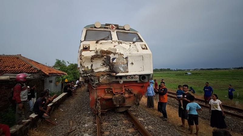 Kereta Api Manahan tabrak dump truk di Brebes, Jawa Tengah, Kamis (15/2/2024). (Foto:TvONe)