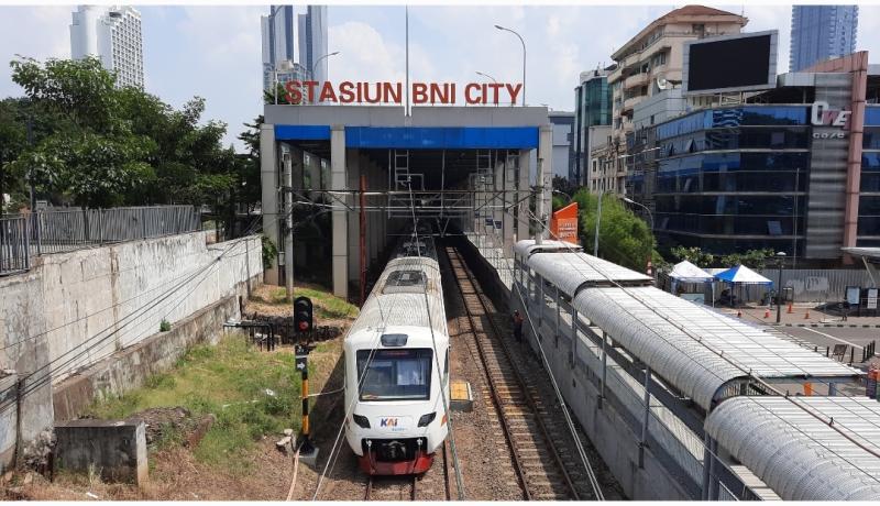 Kereta Bandara Soekarno-Hatta melintasi Stasiun BNI City, Jakarta. (Ist)