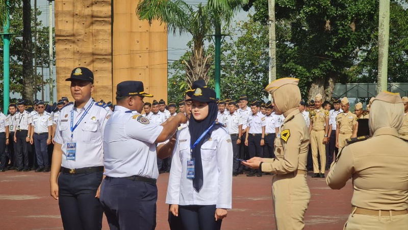 Capt. Wahyu sematkan tanda peserta Diklat