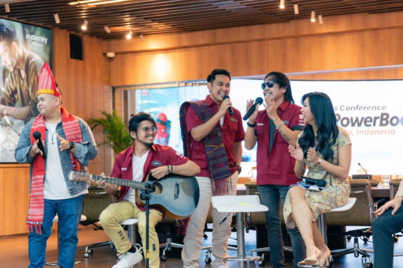 Direktur InJourney performancen bareng pengisi acara InJourney Band Radja dan Ada Band