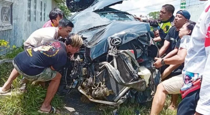 Petugas bersama warga berupaya mengevakuasi mobil Daihatsu Ayla yang tertabrak Kereta Api (KA) di Jalan Soneta Dusun Sonotengah, Desa Kebonagung, Kecamatan Pakisaji, Ahad. (Ist)