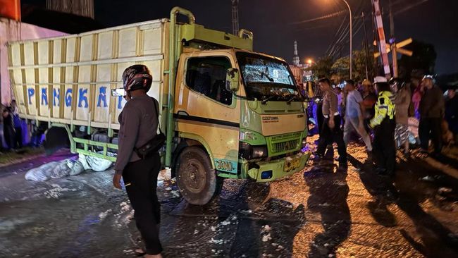 Truk tersangkut di rel dan dihantam kereta api di Tebing Tinggi. (Dok Polres Tebing Tinggi)