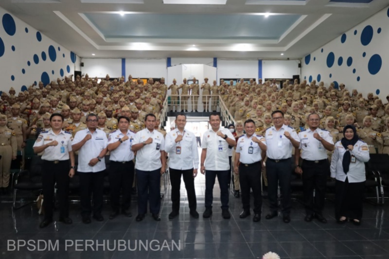 Plt. Kepala BPSDMP bersama taruna Poltektrans SDM Palembang
