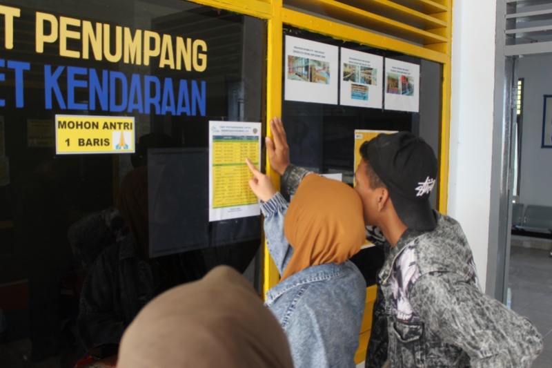 Penumpang di lintas penyeberangan ASDP