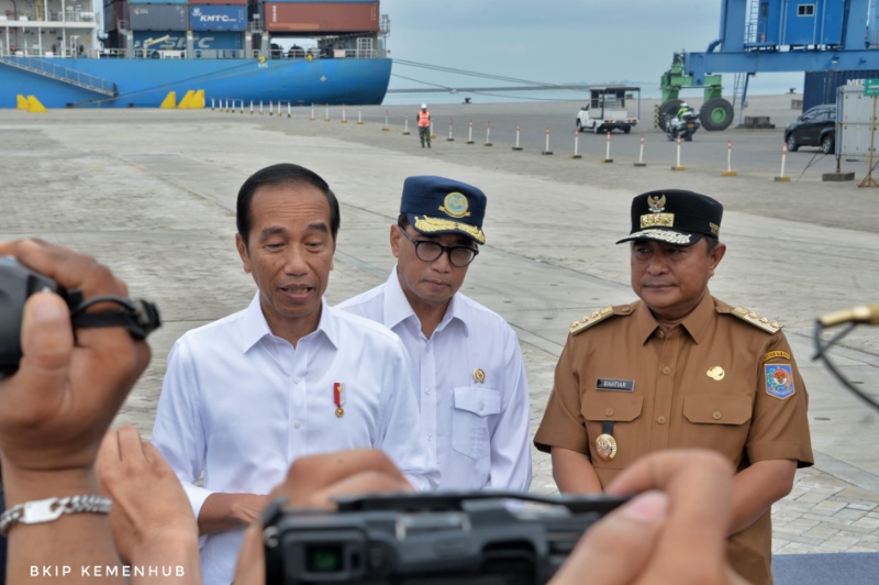 Presiden berlatarbelakang Pelabuhan Baru Makassar