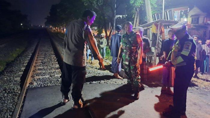 Kereta api tertabrak seorang pemotor yang merupakan pensiunan guru bernama, Faqih (79) warga Desa Sukolilo RT 03 RW 04 Kecamatan Sukodadi, Lamongan, pada Sabtu malam.