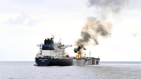 Dalam foto yang disediakan oleh Angkatan Laut India pada Sabtu, 27 Januari 2024, pemandangan kapal tanker minyak Marlin Luanda terbakar setelah serangan, di Teluk Aden. Awak kapal tanker berbendera Kepulauan Marshall yang terkena rudal yang diluncurkan oleh pemberontak Houthi Yaman sedang memadamkan api di kapal yang terkena dampak serangan tersebut. (AP/)