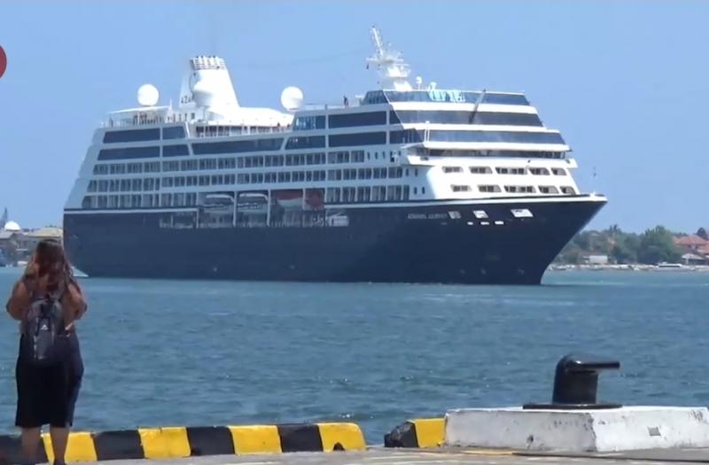Kapal pesiar MV Azamara Journey sempat bersandar di Pelabuhan Benoa, Bali. Para penumpang cruise yang baru datang dari Australia itu langsung dikenakan retribusi atau pungutan turis asing yang masuk ke Bali.
