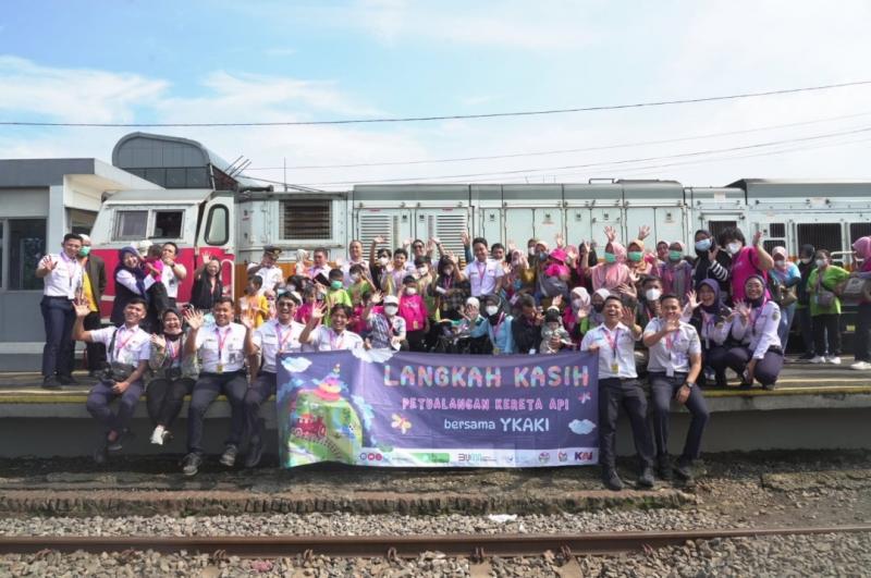 KAI bersama Yayasan Kasih Anak Kanker Indonesia (YKAKI) Bandung peringati Hari Kanker Anak Sedunia di Stasiun Bandung pada Senin (26/2/2024).