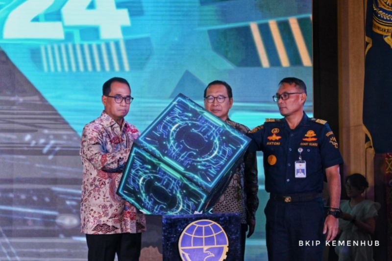 Menhub bersama Irjen Kemenhub dan Dirjen Hubla saat.membuka Raker Ditjen Hubla