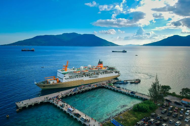 KM Bukit Raya sedang menepi di Pelabuhan Selat Lampa, Natuna, Kepulauan Riau.(SHUTTERSTOCK)