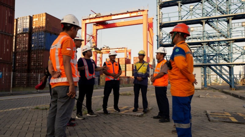 Logistik F1Poeerboat sesaat sebelum dikirim ke Balige dari Pelabuhan Belawan