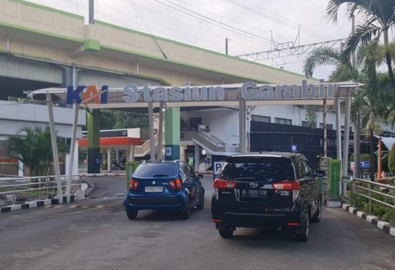 Penumpang kereta api jarak jauh yang akan naik di Stasiun Gambir bisa memilih Stasiun Jatinegara sebagai alternatif antisipasi kemacetan di Jakarta pada Kamis (28/2/2024) besok.