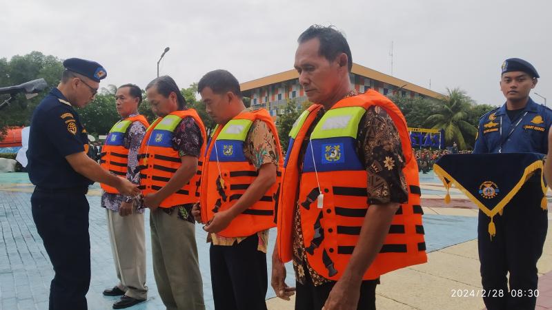 Pemberian life jakcet kepada nelayan di HUT KPLP dan PPLP