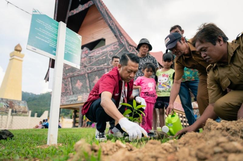 InJourney Bersama BRI melakukan penanaman Pohon di Pesisir Danau Toba di Jumat (1/3/2024).