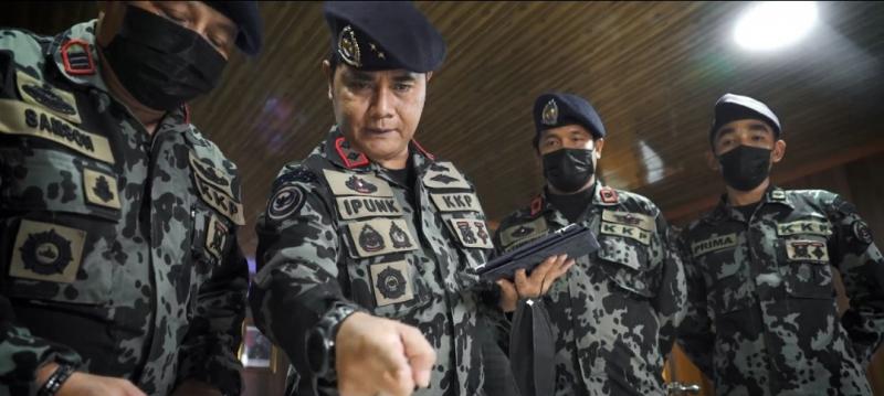 Plt. Direktur Jenderal Pengawasan Sumber Daya Kelautan dan Perikanan (PSDKP), Pung Nugroho Saksono, memberikan arahan terkait strategi operasi patroli kapal pengawas di daerah perbatasan yang rawan illegal fishing kepada jajaran Awak Kapal Pengawas. Strategi pengawasan terintegrasi berbasis teknologi satelit sejauh ini telah berhasil mendeteksi aktivitas illegal fishing, baik yang dilakukan oleh kapal ikan asing (KIA) maupun kapal ikan Indonesia (KII).
