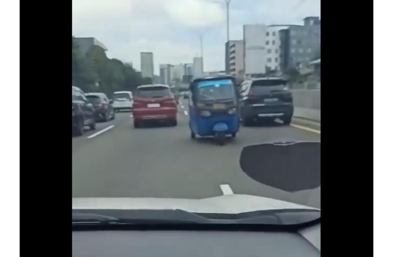 Potongan video yang memperlihatkan kendaraan bajaj berada di jalan tol namun salah jalan. (Instagram)