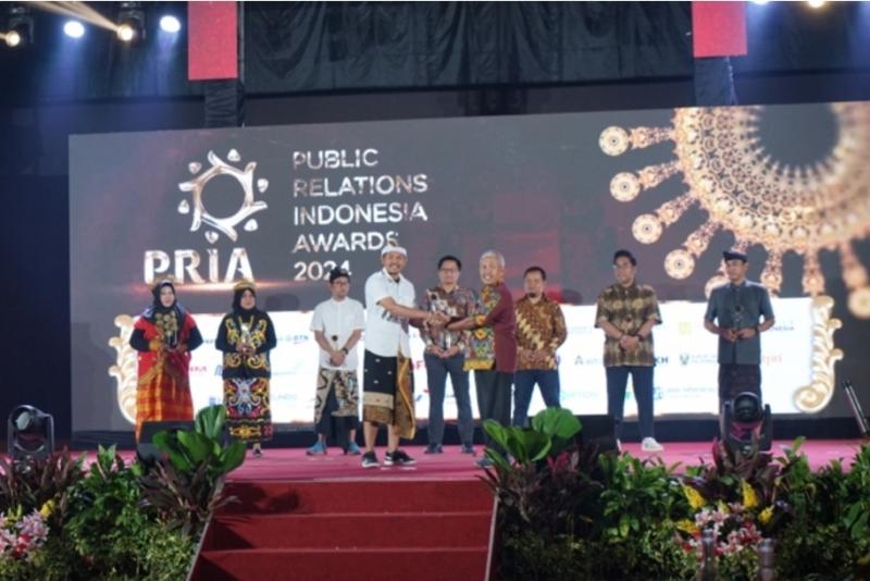 General Manager Pelindo Marine Tanjung Wangi & Benoa, Apriantono Adi Wijaya (berbusana adat Bali) menerima 3 penghargaan Public Relations Indonesia Awards 2024 untuk Pelindo Marine di Denpasar, Bali, Kamis (7/3). 